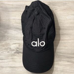 Black alo hat preowned but excellent condition